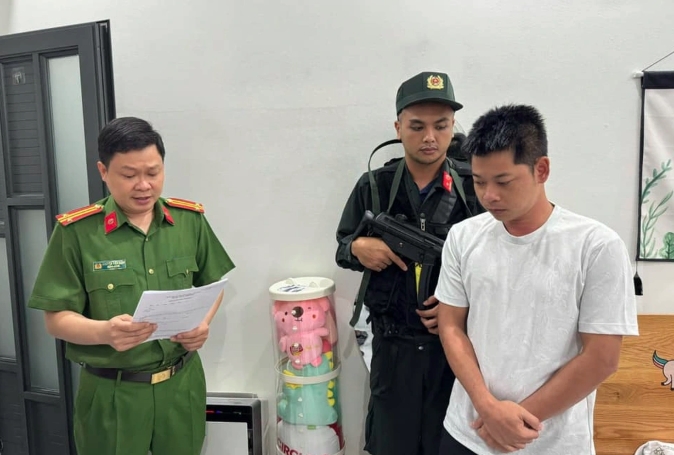 Lực lượng công an khám xét nơi ở của Trần Trung Hiếu (Ảnh: Bộ Công an).