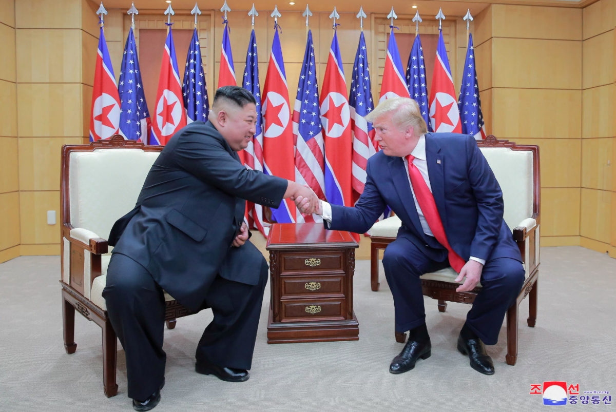 Tổng thống Mỹ Donald Trump và nhà lãnh đạo Triều Tiên Kim Jong Un bắt tay nhau trong cuộc gặp tại khu phi quân sự (DMZ) vào ngày 30/6/2019. Ảnh: KCNA 