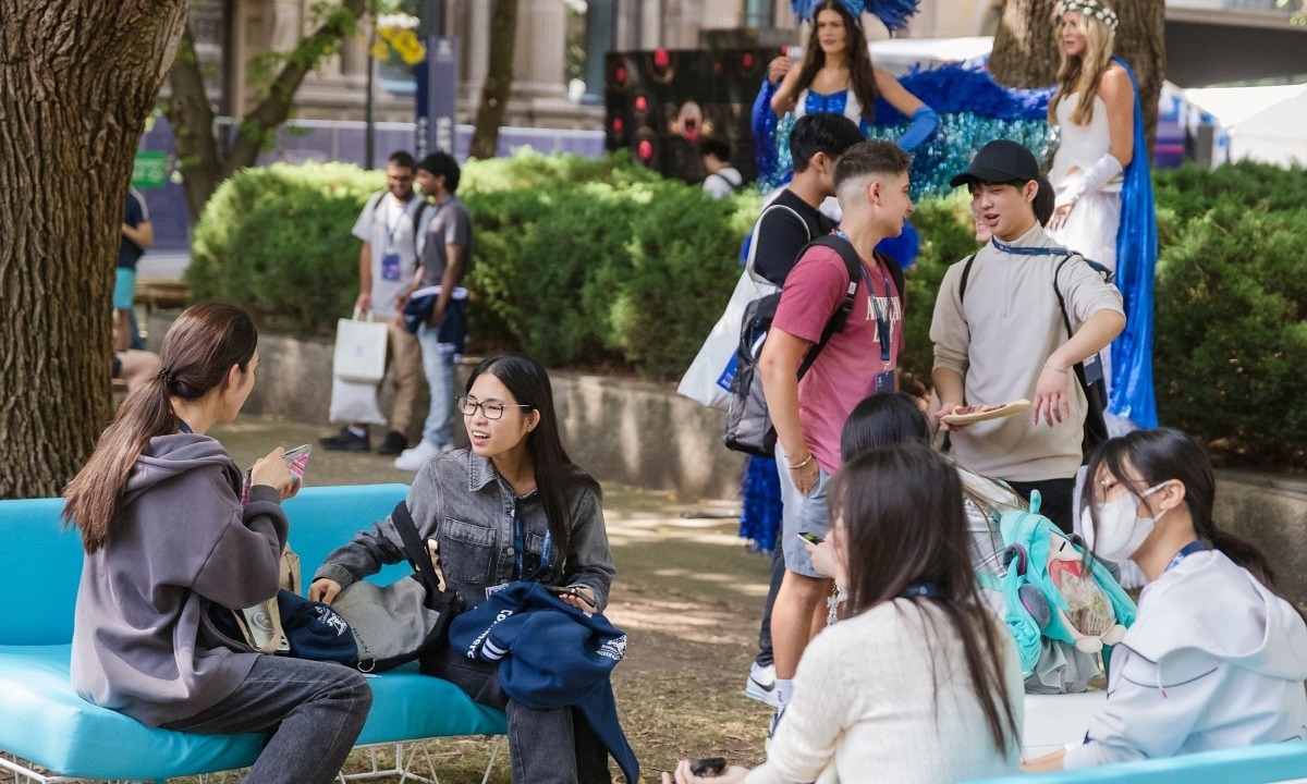 Sinh viên trong khuôn viên Đại học Melbourne. Ảnh: Đại học Melbourne