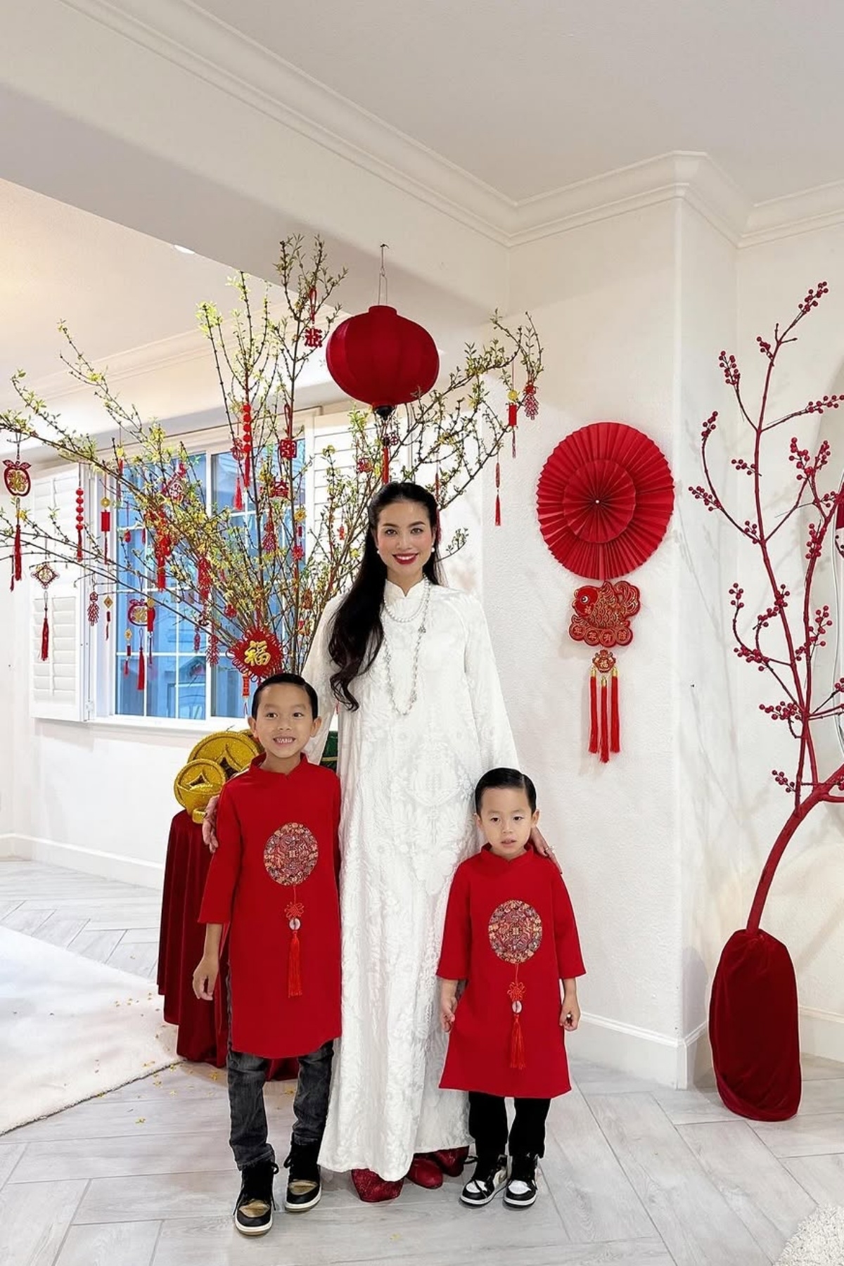 Ba mẹ con Phạm Hương xúng xính áo dài, quây quần trong biệt thự ở Los Angeles. Đây là năm thứ bảy Phạm Hương đón Tết ở Mỹ.