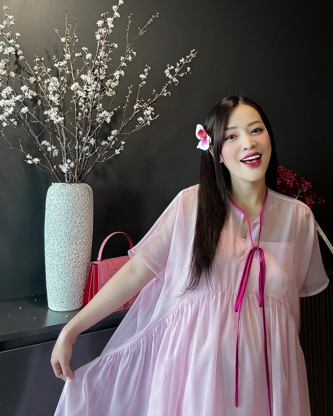 Khi mang bầu, nữ diễn viên hạn chế tham gia các hoạt động nghệ thuật nhưng vẫn góp mặt trong một số phiên livestream bán hàng cùng đồng nghiệp. Bà xã Gin Tuấn Kiệt được nhiều đồng nghiệp yêu thương và chăm sóc tận tình.