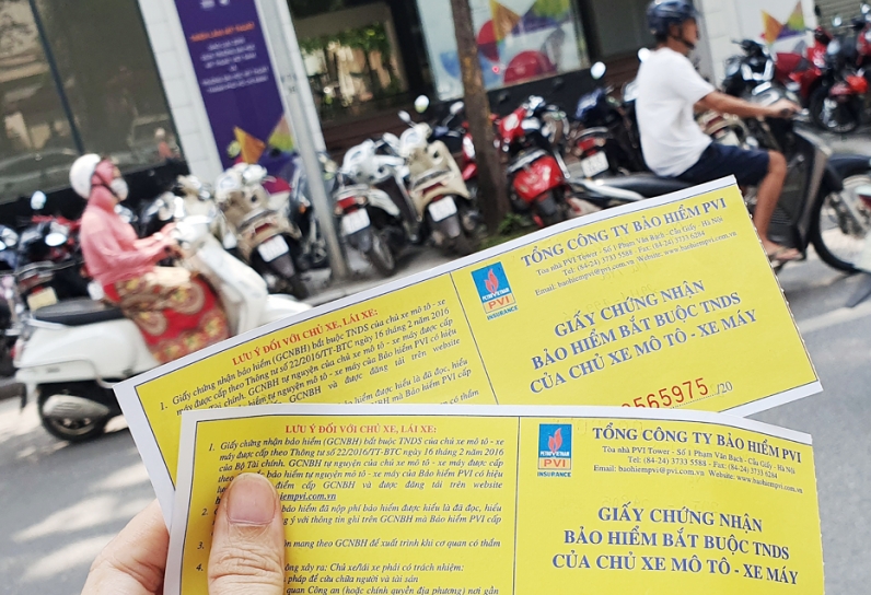Nhiều ý kiến đề nghị bỏ quy định bắt buộc phải mua bảo hiểm xe máy. (Ảnh minh họa: KT)