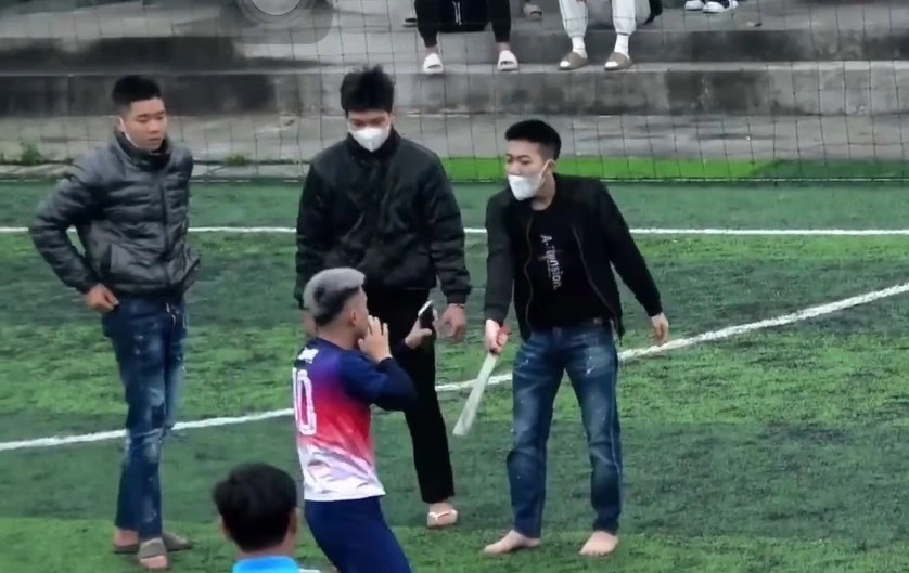 Đinh Quang Minh và các đối tượng bắt nạn nhân Tống An Khánh quỳ xuống sân bóng.