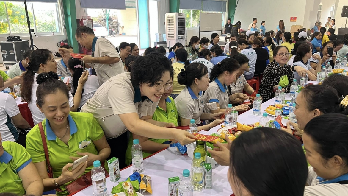 Công ty Taekwang Vina lì xì cho người lao động vào dịp trước Tết Nguyên đán