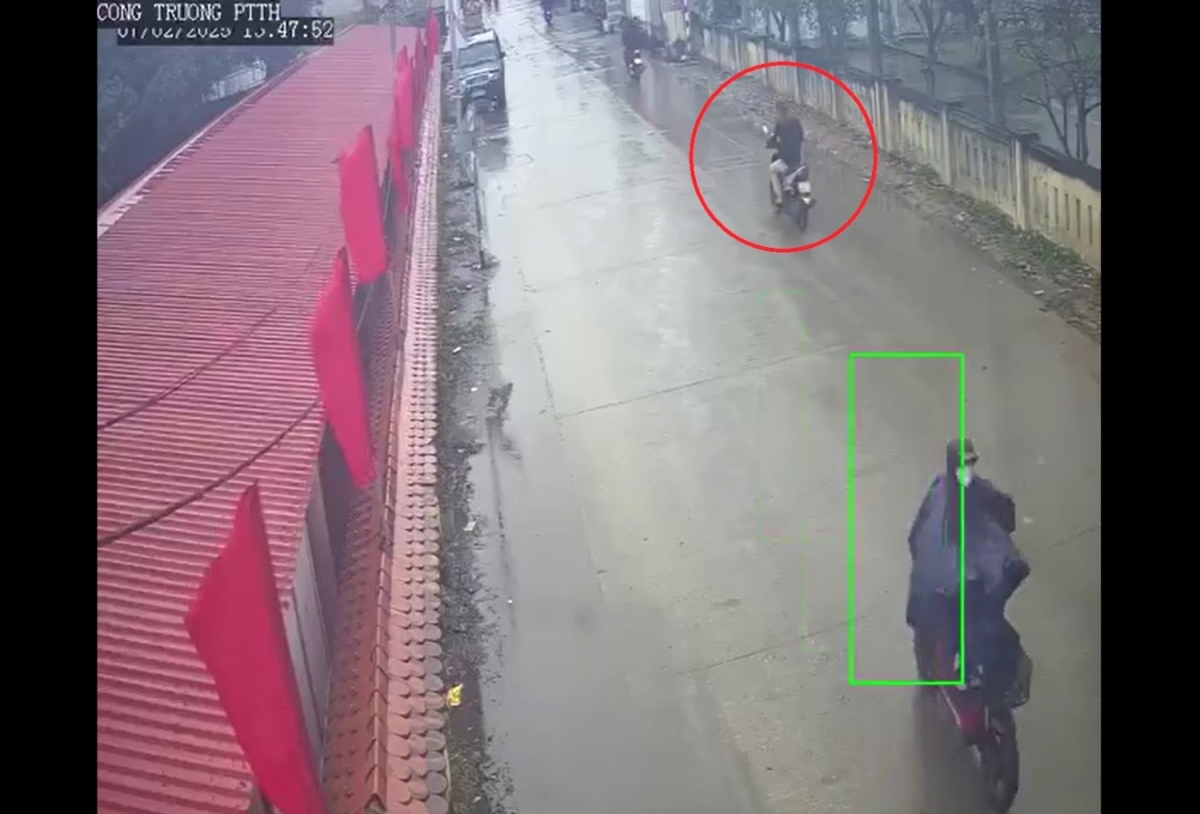 Xe máy (trong ô khoanh đỏ) đâm vào phía sau 1 xe máy đi cùng chiều dẫn đến tai nạn giao thông