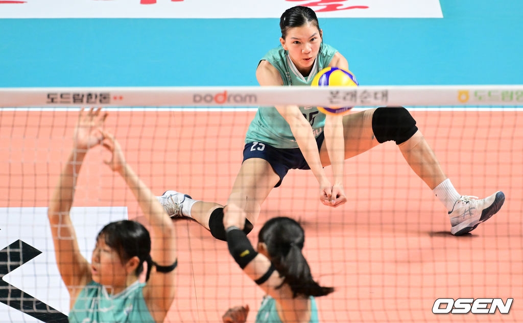 Bích Thủy và đồng đội hưởng niềm vui chiến thắng. (Ảnh: Osen). 