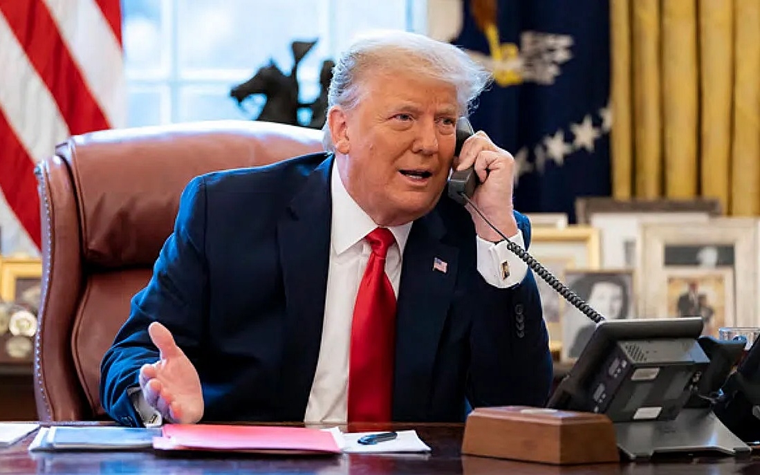 Tổng thống Trump điện đàm. Ảnh: The Economist.