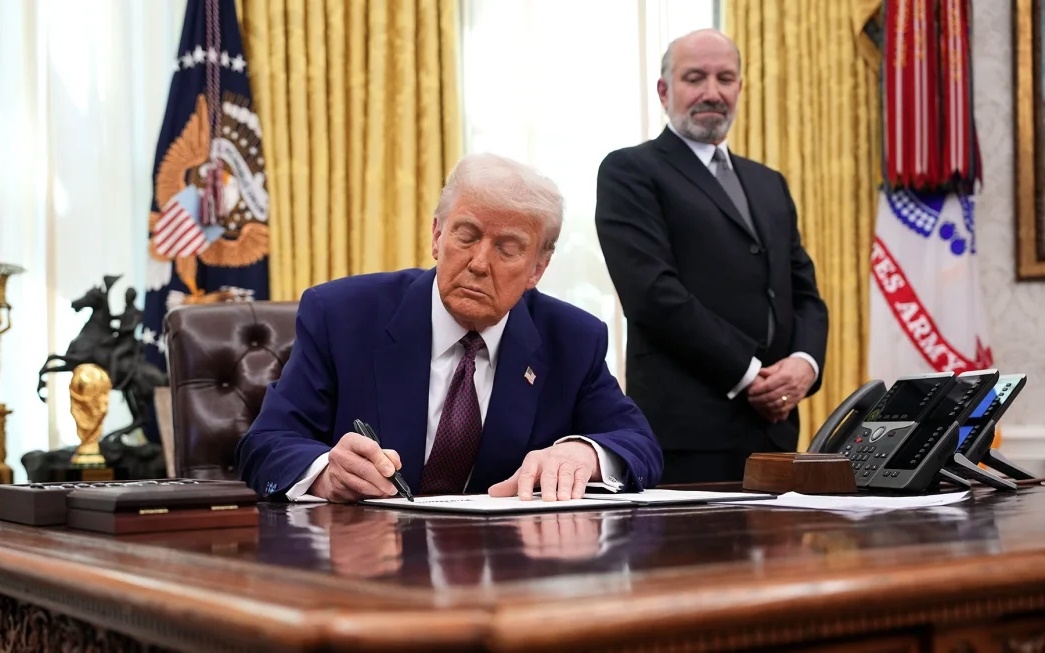 Tổng thống Mỹ Trump ký bản ghi nhớ về thuế quan đối ứng, tại Phòng Bầu dục trong Nhà Trắng hôm 13/2. Ảnh: Getty.