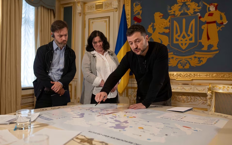 Tổng thống Zelensky giới thiệu về đất hiếm Ukraine tại Phủ tổng thống nước này. Ảnh: Reuters.