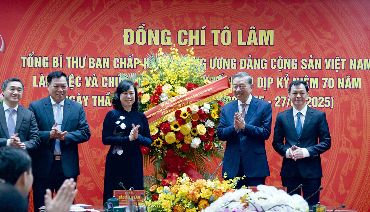 Tổng Bí thư Tô Lâm tặng hoa chúc mừng Ngành Y tế nhân dịp kỉ niệm 70 năm Ngày Thầy thuốc Việt Nam