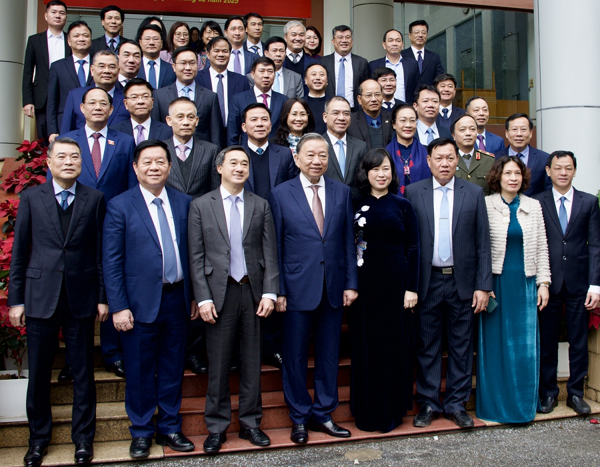 Tổng Bí thư Tô Lâm và các đại biểu chụp ảnh cùng lãnh đạo, cán bộ ngành y tế