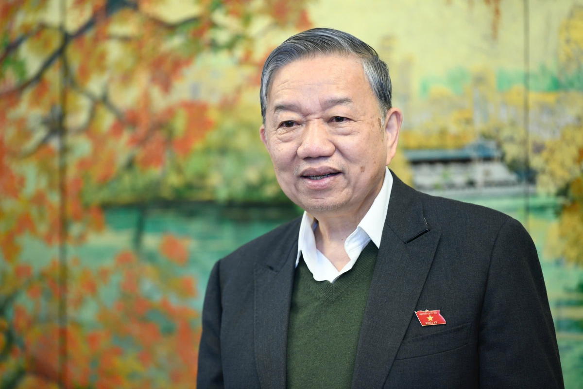 <a href="https://vov.vn/chinh-tri/tong-bi-thu-khong-lam-duoc-thi-phai-mang-sach-den-ma-hoc-chu-post1154482.vov" target="_blank">“Không làm được thì phải mang sách đến mà học chứ”</a> – Tổng Bí thư Tô Lâm đề cập điều này khi thảo luận về một số dự án luật trình Quốc hội sửa đổi, trước hết nhằm phục vụ sắp xếp tổ chức tinh gọn bộ máy. Dẫn thực tế nhiều quận, huyện ở Hà Nội thu ngân sách gấp nhiều lần tỉnh khác, ông cho rằng điều này rất đáng suy nghĩ, bởi chính sách vẫn thế, trong khi quy mô dân số, đất đai hạn chế mà quận, huyện làm được song cả tỉnh lại không làm bằng. Yêu cầu đặt ra là phải có sự tăng trưởng, từ đó nâng cao đời sống nhân dân, thỏa mãn nhu cầu ngày càng cao của nhân dân trên các mặt. Đây là mục tiêu xuyên suốt, không thể nói tăng trưởng mấy con số mà đời sống nhân dân không thay đổi, nếu vậy tăng trưởng đi đâu?