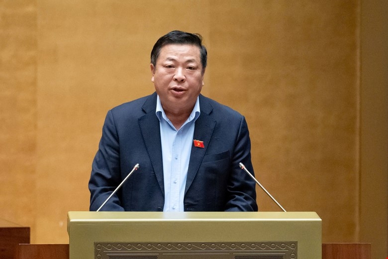 Bộ trưởng Bộ GTVT Trần Hồng Minh trình bày tờ trình