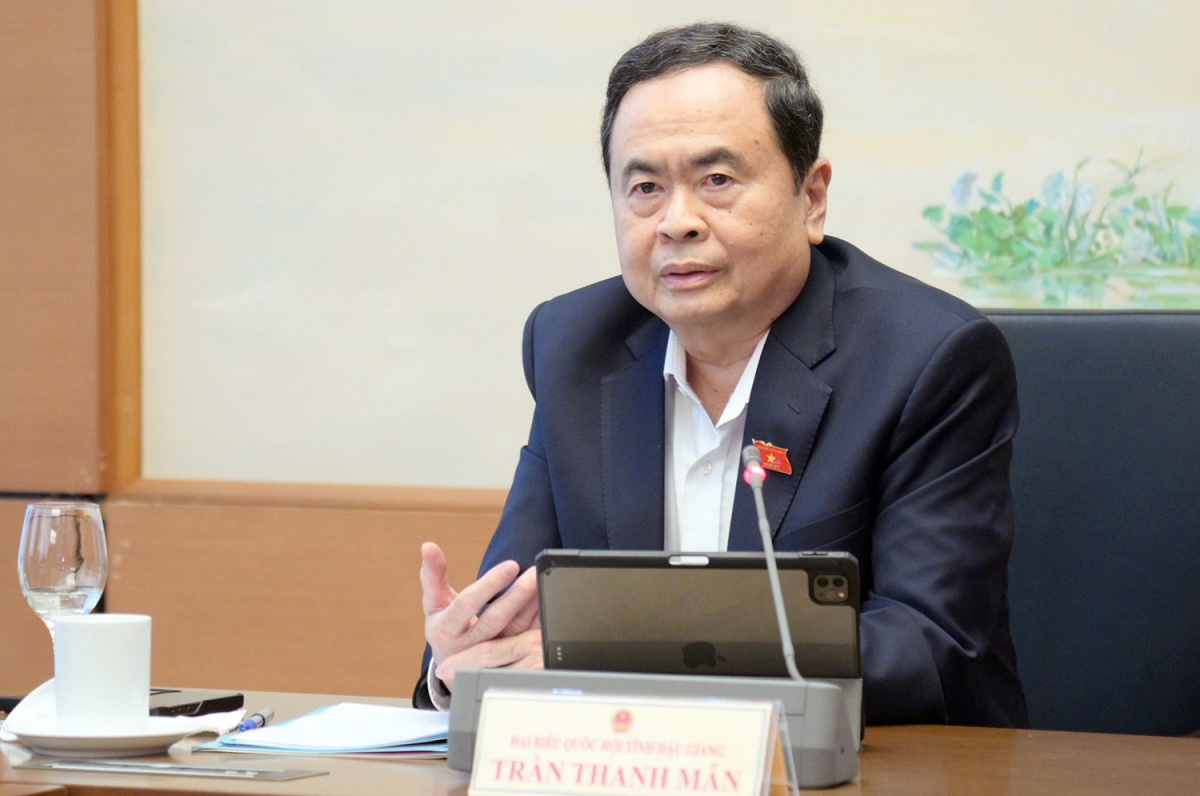 <a href="https://vov.vn/chinh-tri/ky-hop-lich-su-quyet-dinh-nhung-van-de-quan-trong-cua-dat-nuoc-post1154478.vov" target="_blank">“Không vì quy trình, thủ tục cứng nhắc mà làm chậm phát triển đất nước”</a> - Chủ tịch Quốc hội Trần Thanh Mẫn nhấn mạnh quan điểm phân cấp mạnh cho Chính phủ chủ động quyết trên tinh thần thực tiễn là thước đo để giải quyết những điểm nghẽn, rào cản để khơi thông nguồn lực phát triển. Những vấn đề đã chín, đã rõ, được thực tế kiểm nghiệm chứng minh thì giải quyết ngay. Đặc biệt, không vì những quy trình, thủ tục cứng nhắc mà làm chậm sự phát triển của đất nước.