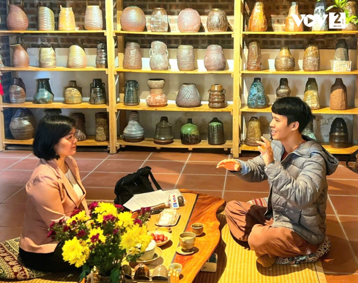 Huân Gốm trò chuyện cùng phóng viên VOV2 tại "đại bản doanh" của mình