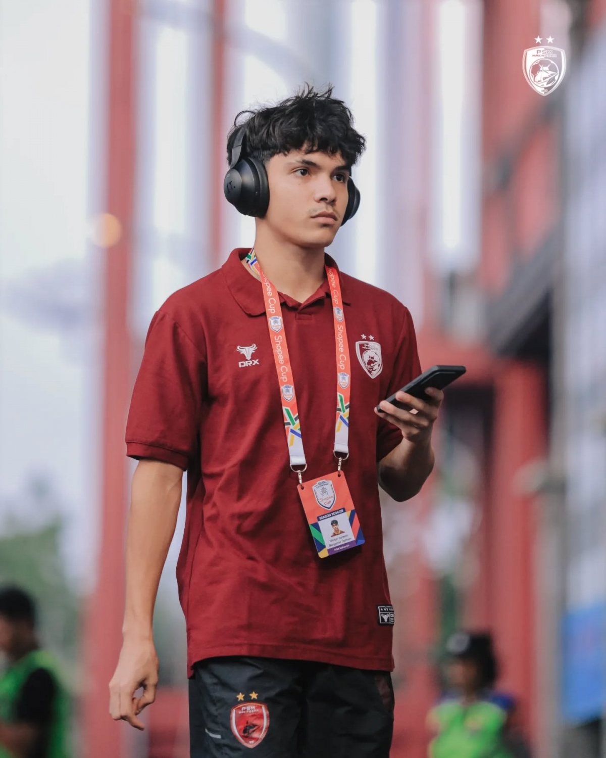 Dàn cầu thủ 2 đội tiến vào sân. 