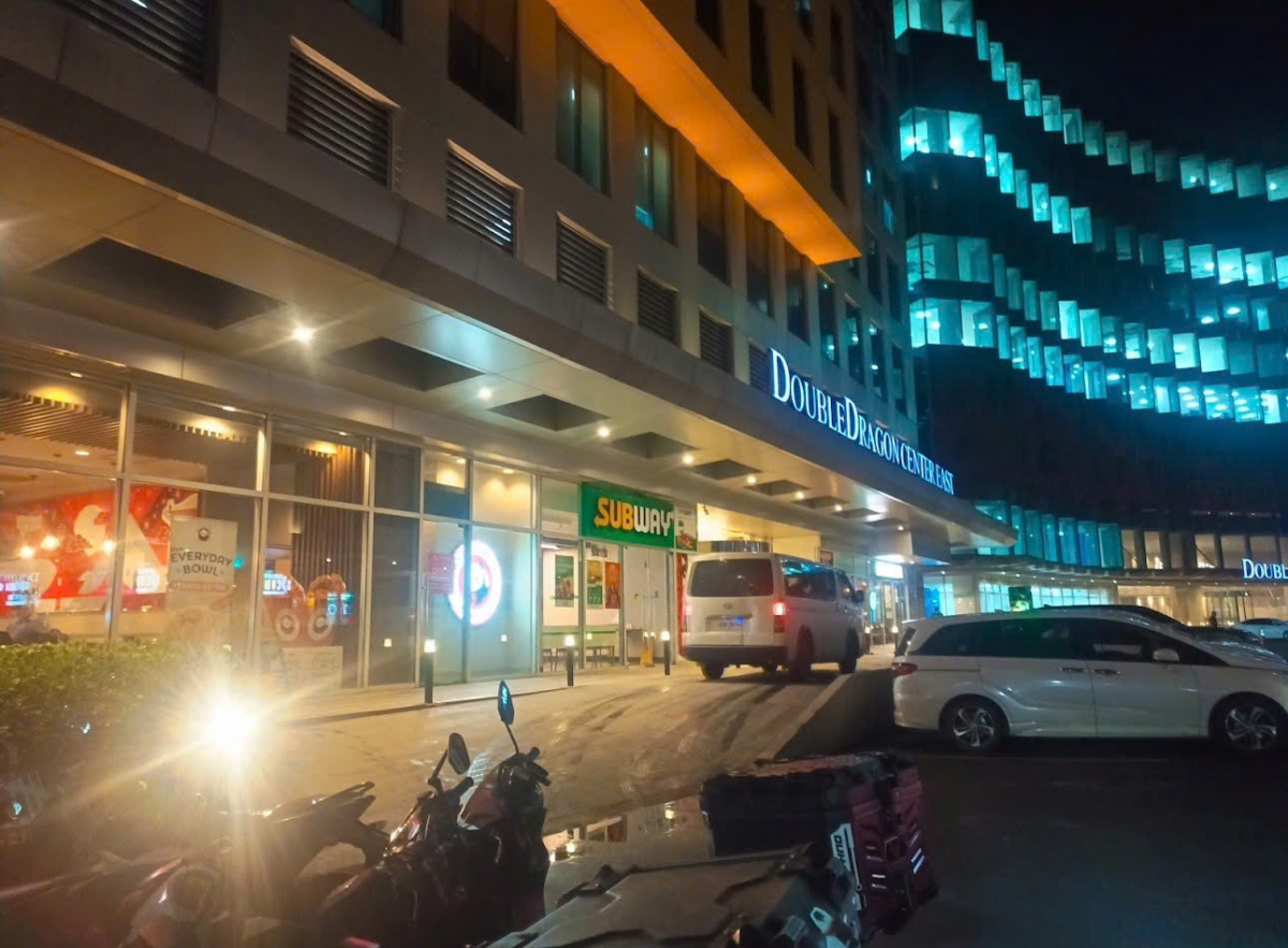 Trung tâm thương mại Double Dragon Plaza, toạ lạc tại trung Tâm thủ đô Manila,Philipines ẩn sau vỏ bọc hào nhoáng này là nơi ẩn náu của tổ chức lừa đảo đầu tư tiền ảo qua ứng dụng UNISAT.