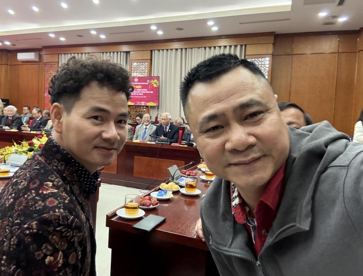 NSND Tự Long đăng ảnh bên bạn thân và viết: "Từ năm ngoái đến năm nay mới gặp đồng chí Cục trưởng Cục Nghệ thuật biểu diễn''.