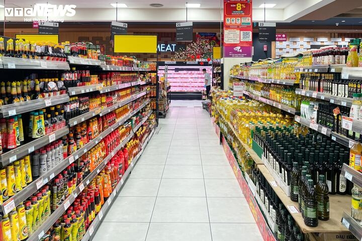 Thậm chí, các loại bánh kẹo, bia, nước ngọt sau khi đã được tiêu thụ rất nhiều trong dịp Tết cũng không còn khan hiếm.