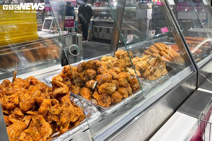 Thực phẩm chế biến sẵn cũng có mặt trong siêu thị, thu hút những khách hàng bận rộn, không kịp vào bếp.