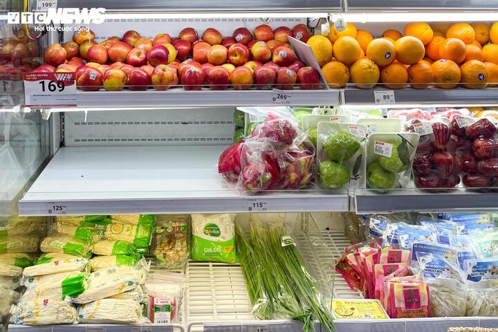 Tuy vậy, một số ít cửa hàng tiện lợi vẫn còn thiếu thực phẩm, nhân viên giải thích là nguồn hàng đang được vận chuyển và sẽ sớm bổ sung trong ngày 2/2 (mùng 5 Tết), trước khi người dân đi làm trở lại.