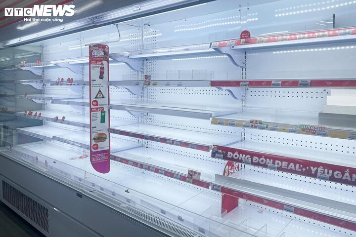 Một cửa hàng tiện lợi tại quận Tây Hồ vẫn trống trơn và bắt đầu nhập hàng từ hôm nay.