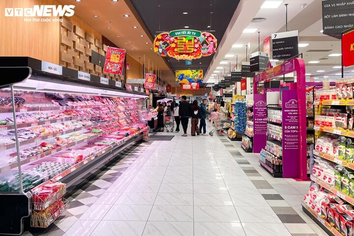 Nhiều người dân cũng đã đi siêu thị mua hàng. "Tôi không có thói quen và cũng không thích tích trữ nhiều đồ trong tủ lạnh trong mấy ngày Tết. Bây giờ, ngày càng nhiều siêu thị và họ cũng không nghỉ Tết dài nên tôi cứ đợi hết ba ngày Tết là ra mua, lúc đó hàng hóa đã rất dồi dào, phong phú, tha hồ lựa chọn", chị Nguyệt Anh (quận Hà Đông) nói.