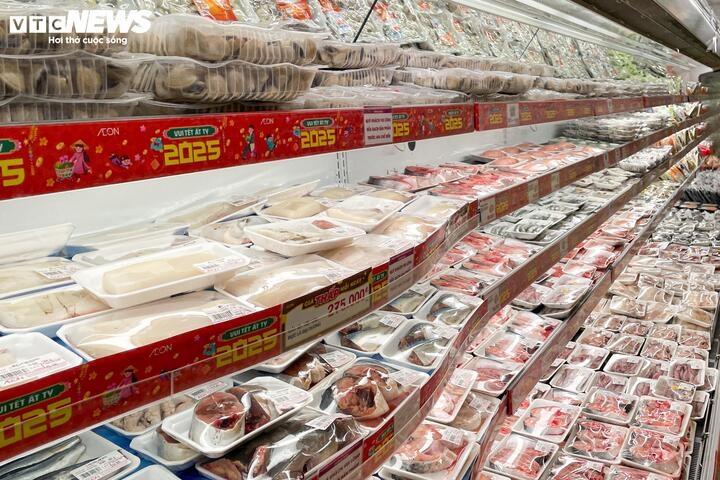 Thực phẩm tươi sống, chế biến sẵn theo từng set cũng đầy ắp trên kệ.