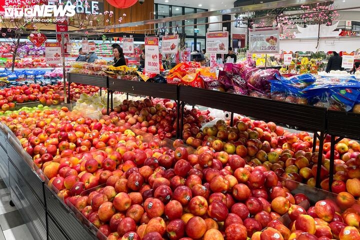 Các loại trái cây đã được bổ sung đây đủ, giá táo nhập khẩu dao động 80.000 - 200.000 đồng/kg, xoài cát 50.000 - 60.000 đồng/kg, thanh long giá 40.000 đồng/kg, bưởi da xanh 45.000 - 60.000 đồng/kg.