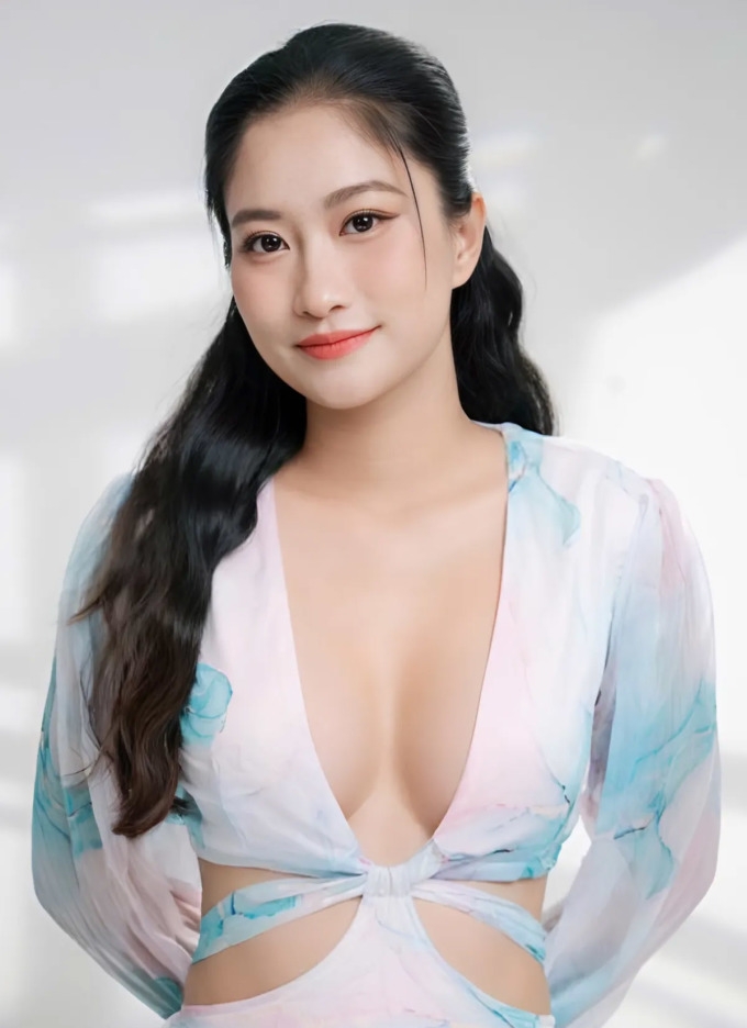 Chân Chân - bạn gái kém NSND Việt Anh 36 tuổi - mặc váy cắt khoét phóng khoáng, khoe vòng một sexy sau thời gian bày tỏ ý định 'tút' lại ngoại hình.