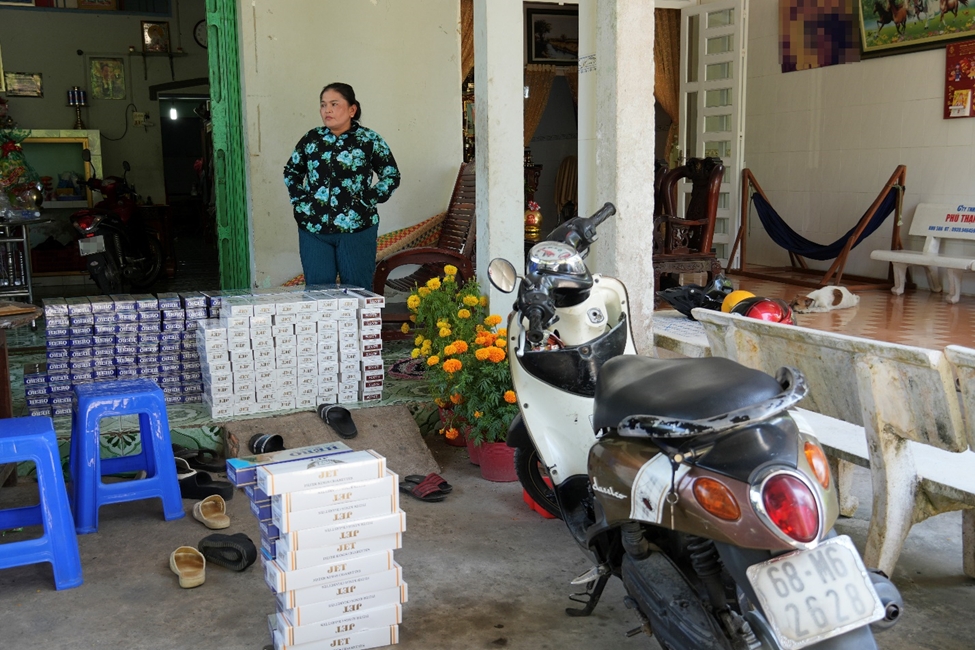 Võ Ngọc Thu cùng tang vật và phương tiện tại nơi ở của đối tượng. (Ảnh: Thế Phong)