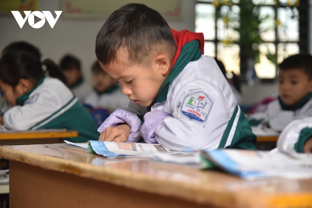 Nhiều giáo viên và cả các trung tâm dạy thêm cũng như phụ huynh đang băn khoăn về việc dạy thêm Tiếng Anh cho học sinh tiểu học (Ảnh minh họa)