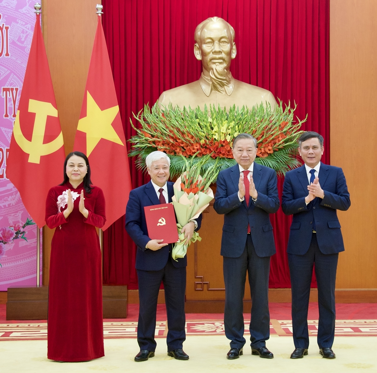 Ông Đỗ Văn Chiến nhận quyết định.
