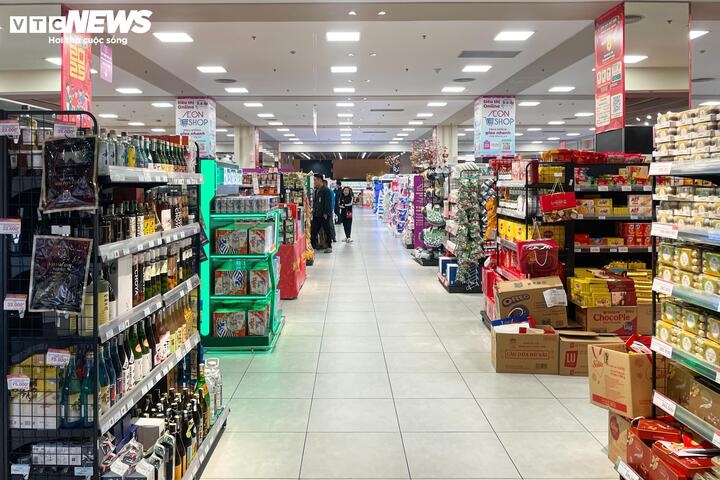 Tính đến cuối ngày 1/2 (tức mùng 4 Tết), hầu hết các siêu thị, cửa hàng thực phẩm, chợ dân sinh ở Hà Nội đã hoạt động bình thường trở lại và nguồn hàng phong phú hơn rất nhiều so với những ngày trước.