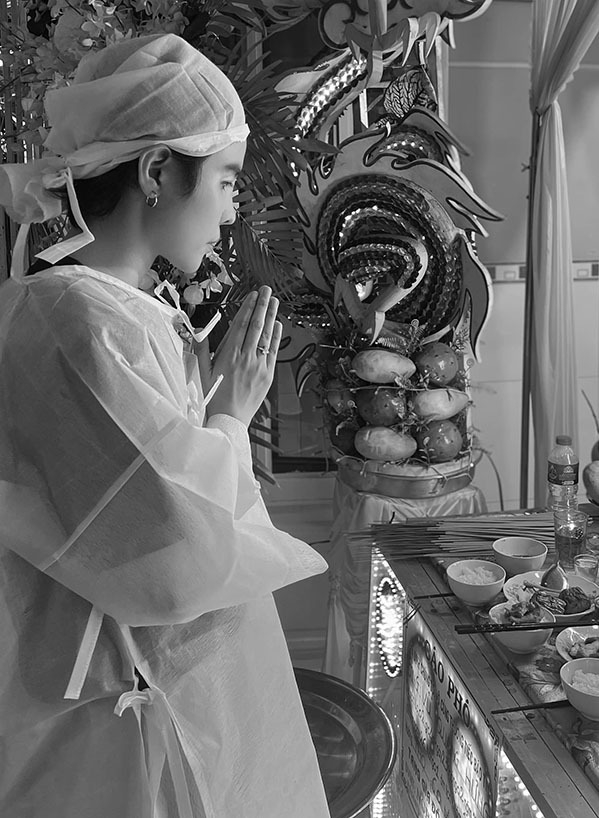 Đang đi diễn kết hợp hưởng trăng mật ở Đà Lạt sau hôn lễ, sáng sớm ngày 23/2, nghe tin bố ruột mất ở An Giang, Vũ Cát Tường vội đưa bạn đời về quê chịu tang.