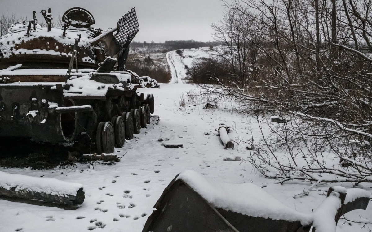 Xe tăng Ukraine bị UAV Nga phá hủy trong xung đột vũ trang giữa hai nước. Ảnh: Nytimes.