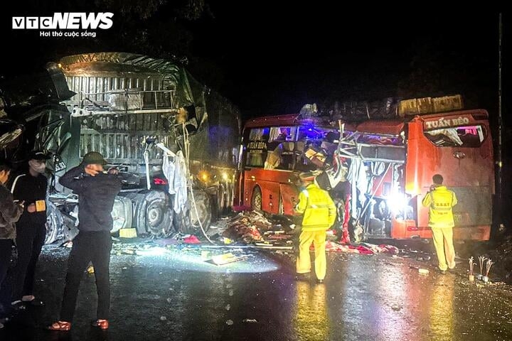 Khoảng 23h30 ngày 21/2, tại Km235 trên tuyến QL6 thuộc bản Khá, xã Sặp Vạt, huyện Yên Châu, tỉnh Sơn La xảy ra vụ tai nạn giao thông nghiêm trọng khiến 6 người chết, 8 người bị thương.