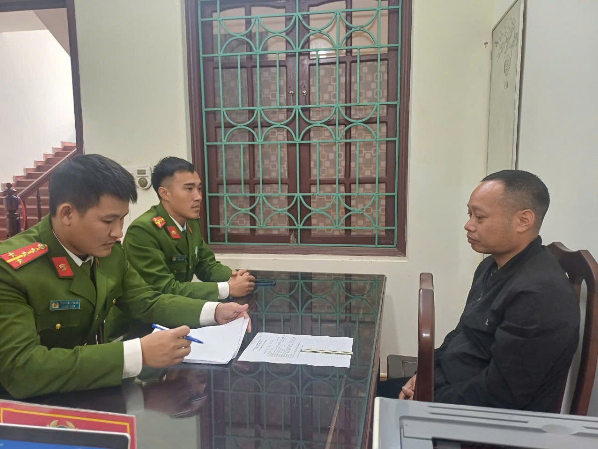 Đối tượng hành hung tài xế ô tô tại cơ quan công an