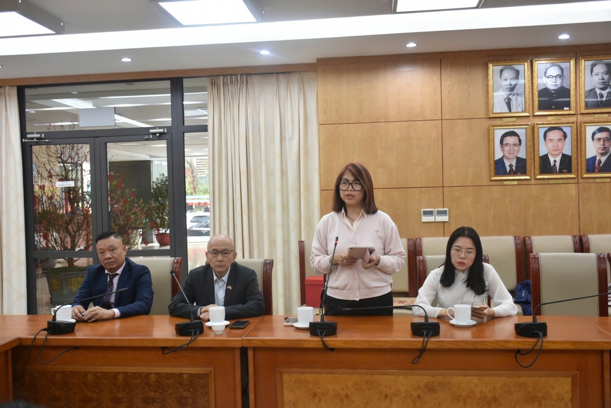 Bà Nguyễn Thị Diệu Linh báo cáo những hoạt động tiêu biểu của Liên hiệp hội trong năm 2024 tại buổi gặp gỡ.