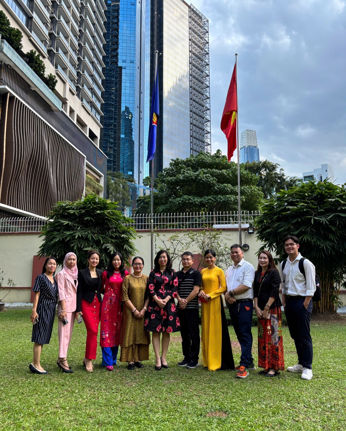 Thứ trưởng - Chủ nhiệm Lê Thị Thu Hằng gặp và làm việc với đại diện các hội đoàn tại Malaysia.