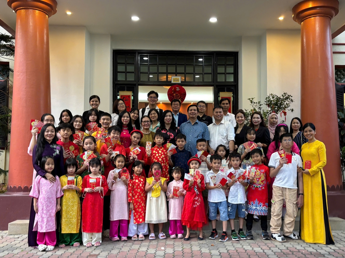 Thứ trưởng Lê Thị Thu Hằng và Đại sứ Đinh Ngọc Linh chụp ảnh cùng giáo viên, học sinh và phụ huynh lớp tiếng Việt.