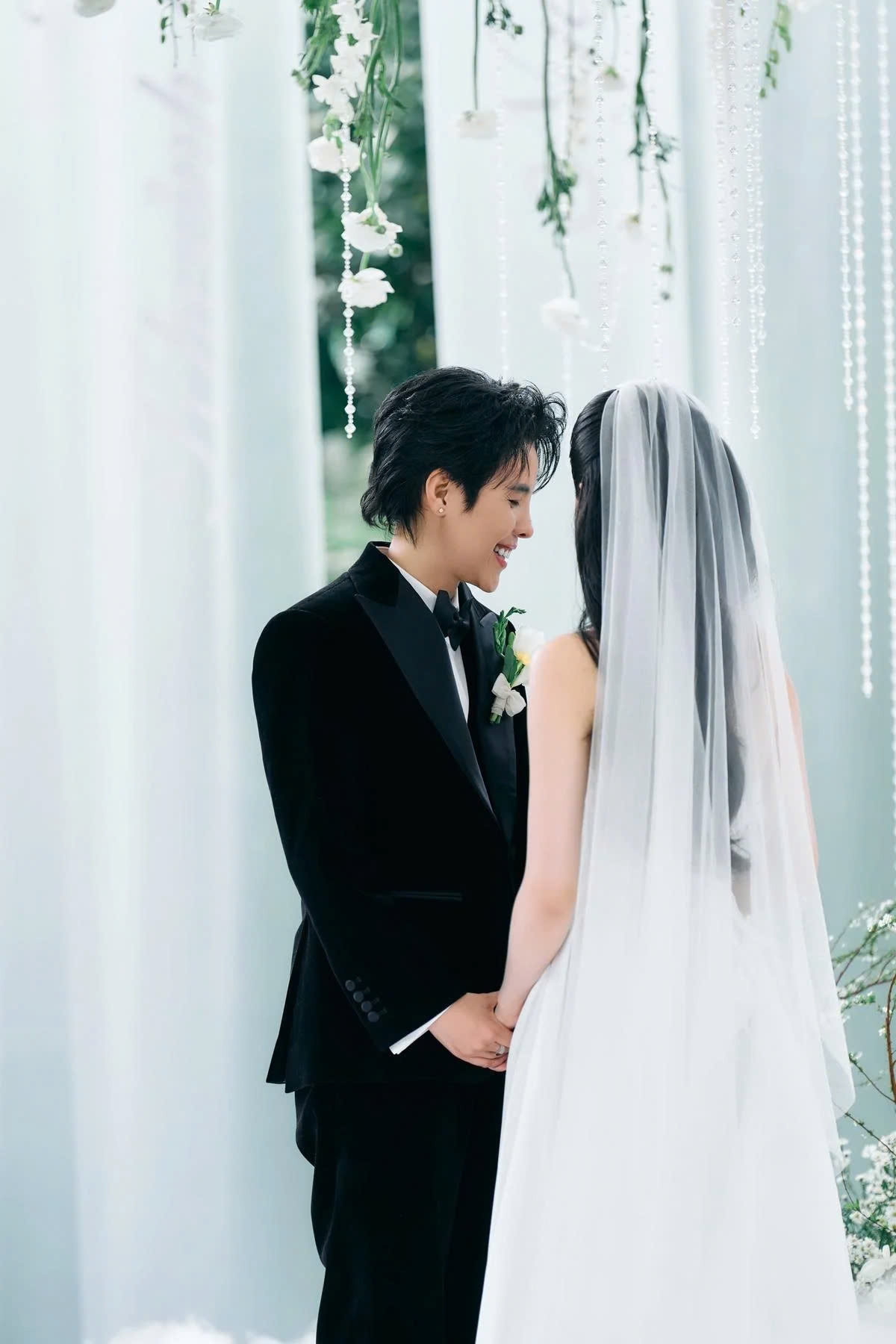 Tuần trước, Vũ Cát Tường chia sẻ tin vui đã cầu hôn bạn gái thành công. Nghệ sĩ đăng ảnh nửa kia đeo nhẫn ở ngón áp út, kèm theo chú thích: "Trên đỉnh Bạch Mộc, em nói: Em là gia đình của anh. Trên đỉnh Ngoạ Long, em nói: Em đồng ý".