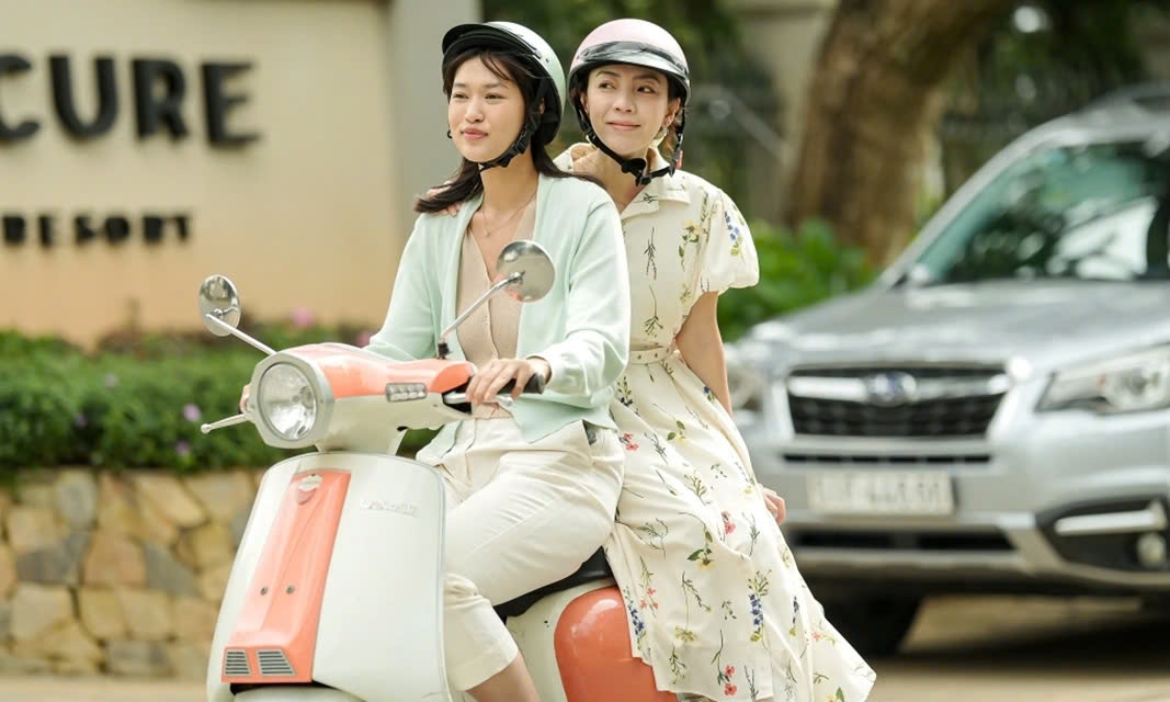 Thiên Ân (vai Thúy Vân) và Thu Trang (vai Thúy Kiều) trong Nụ hôn bạc tỷ