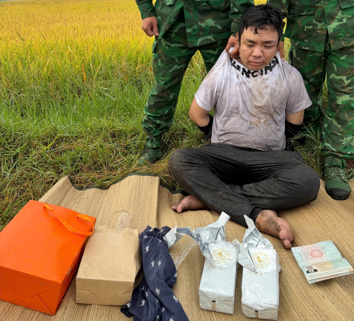 Nguyễn Thái Bão cùng tang vật (ảnh Thảo Tài)