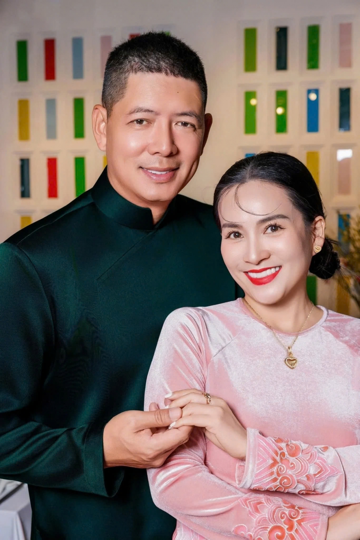Vợ chồng Anh Thơ và Bình Minh kỷ niệm chặng đường hôn nhân 17 năm. (Nguồn: FBNV)