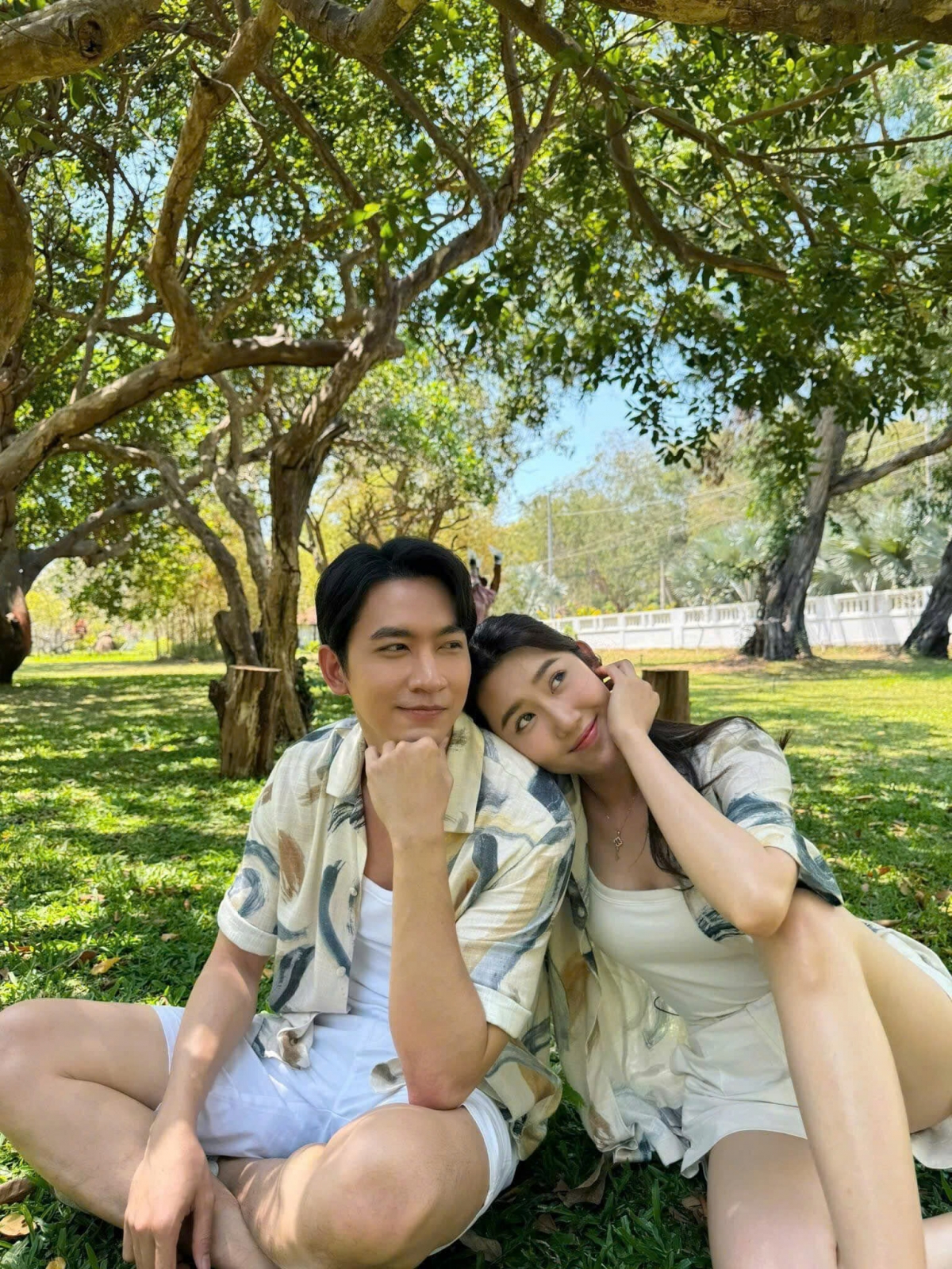 Người mẫu Võ Cảnh và diễn viên Thúy Ngân diện đồ đôi chụp ảnh. Thời gian qua, cả hai vướng tin đồn "phim giả tình thật". (Nguồn: FBNV)