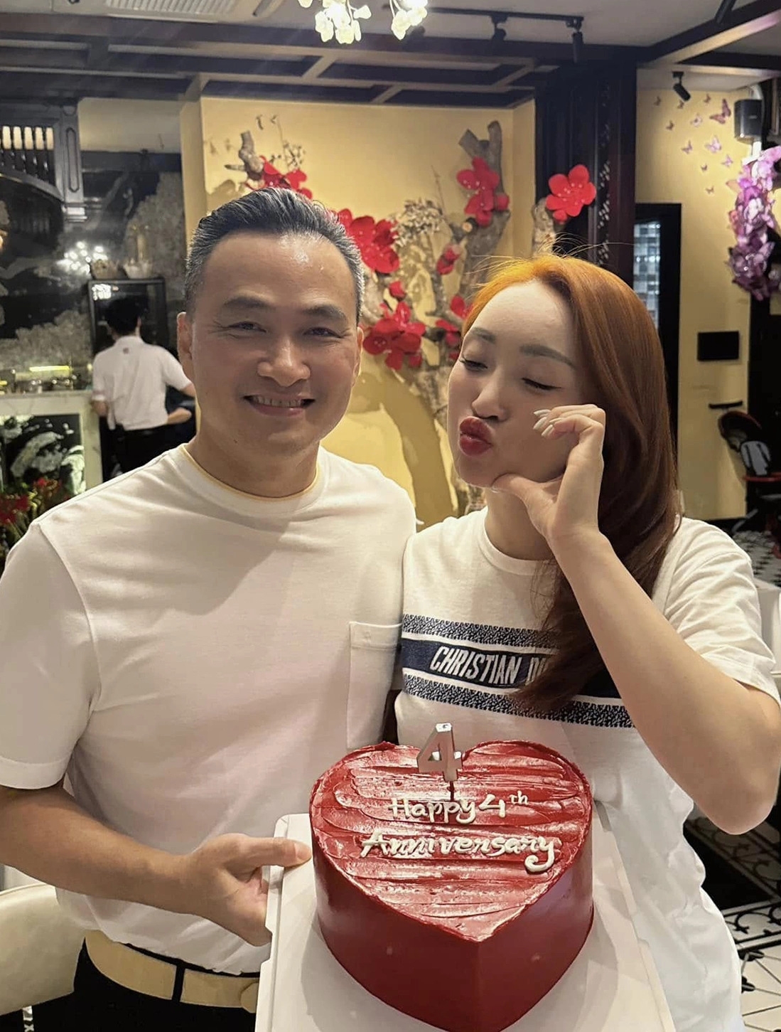 Vợ chồng Chi Bảo đăng ký kết hôn ngày 10/3/2021. Tối 9/3, tranh thủ chủ nhật được nghỉ, cả hai làm buổi tiệc nhỏ ấm cúng ở nhà hàng của diễn viên Kim Thư tại TP.HCM, mừng 4 năm hôn nhân hạnh phúc.