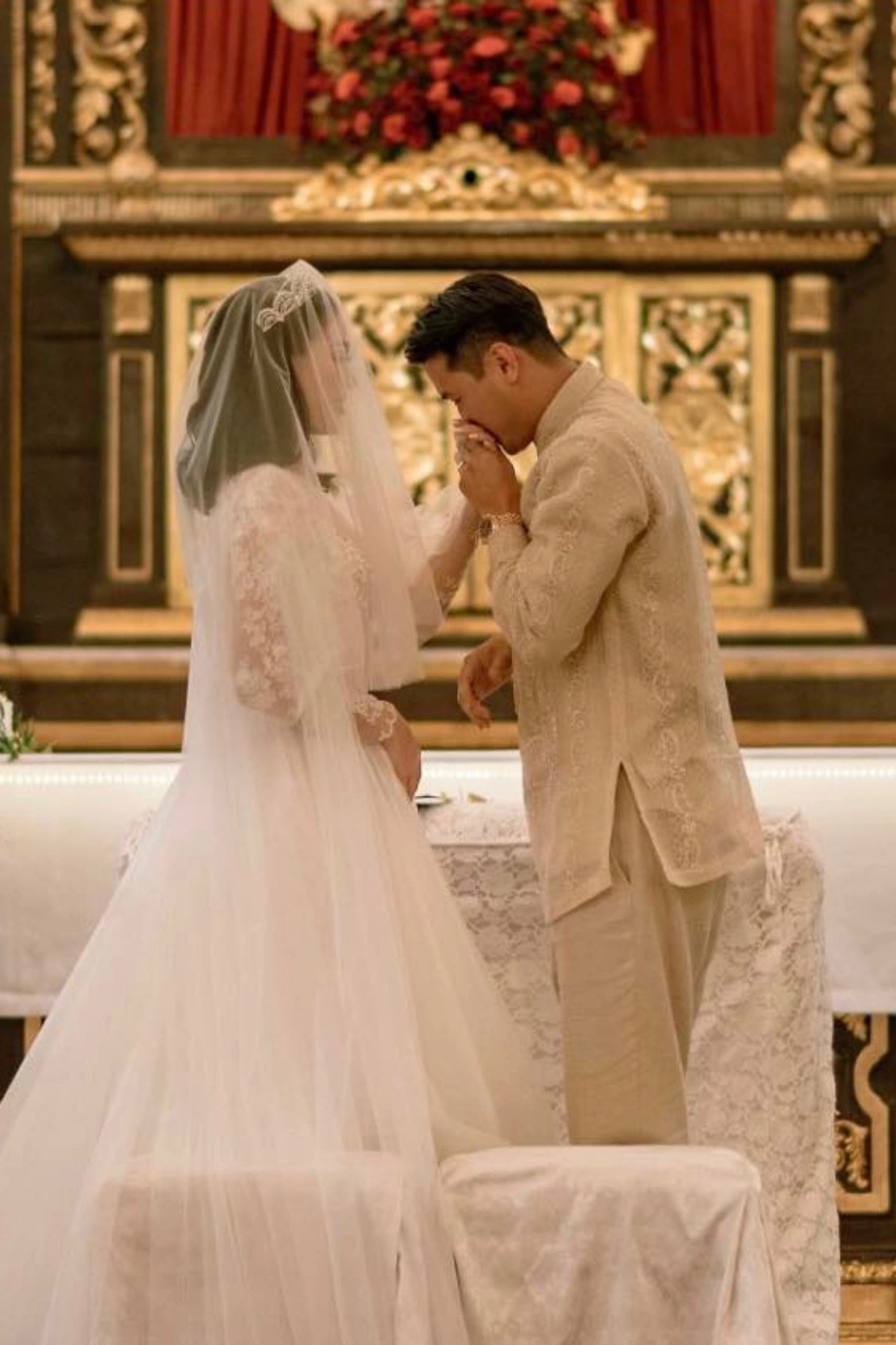 Kỷ niệm hai năm về chung nhà, Phillip Nguyễn đăng lại khoảnh khắc âu yếm Linh Rin trong đám cưới riêng tư ở Philippines, tháng 3/2023. Anh thổ lộ: 'Vợ yêu dấu, cảm ơn em đã đồng hành cùng anh hai năm qua. Em không chỉ là người vợ tuyệt vời, mà còn là mẹ của con gái chúng ta. Anh yêu vợ rất nhiều và thấy may mắn khi có em bên cạnh'.