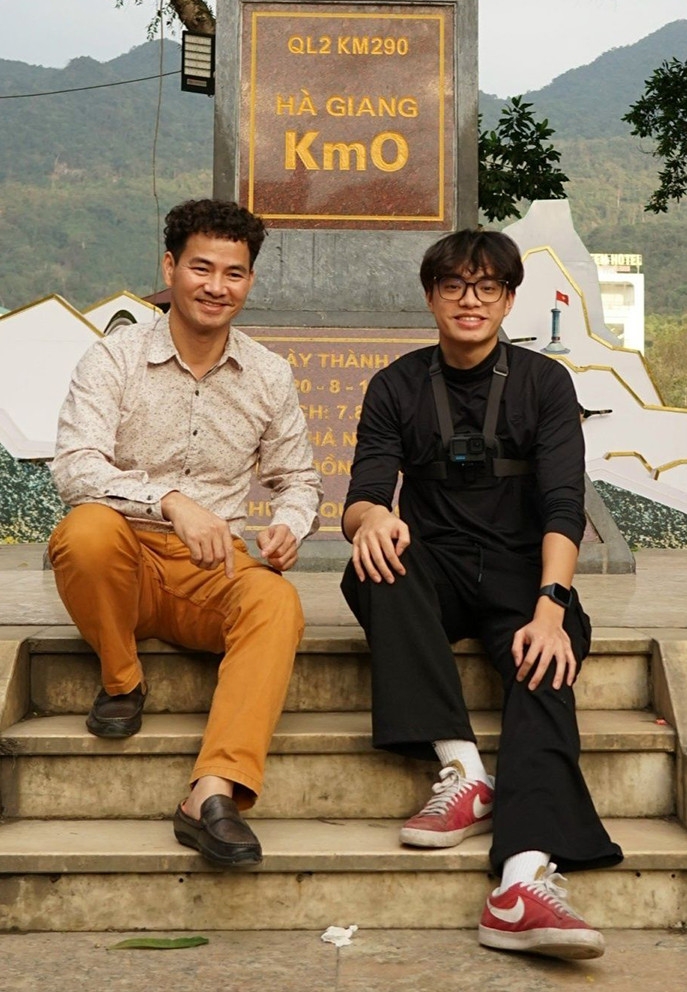 NSND Xuân Bắc cùng con trai cả Khánh Minh trong chuyến thiện nguyện ý nghĩa tại Hà Giang. Khánh Minh được khen ngày càng điển trai khi trưởng thành.