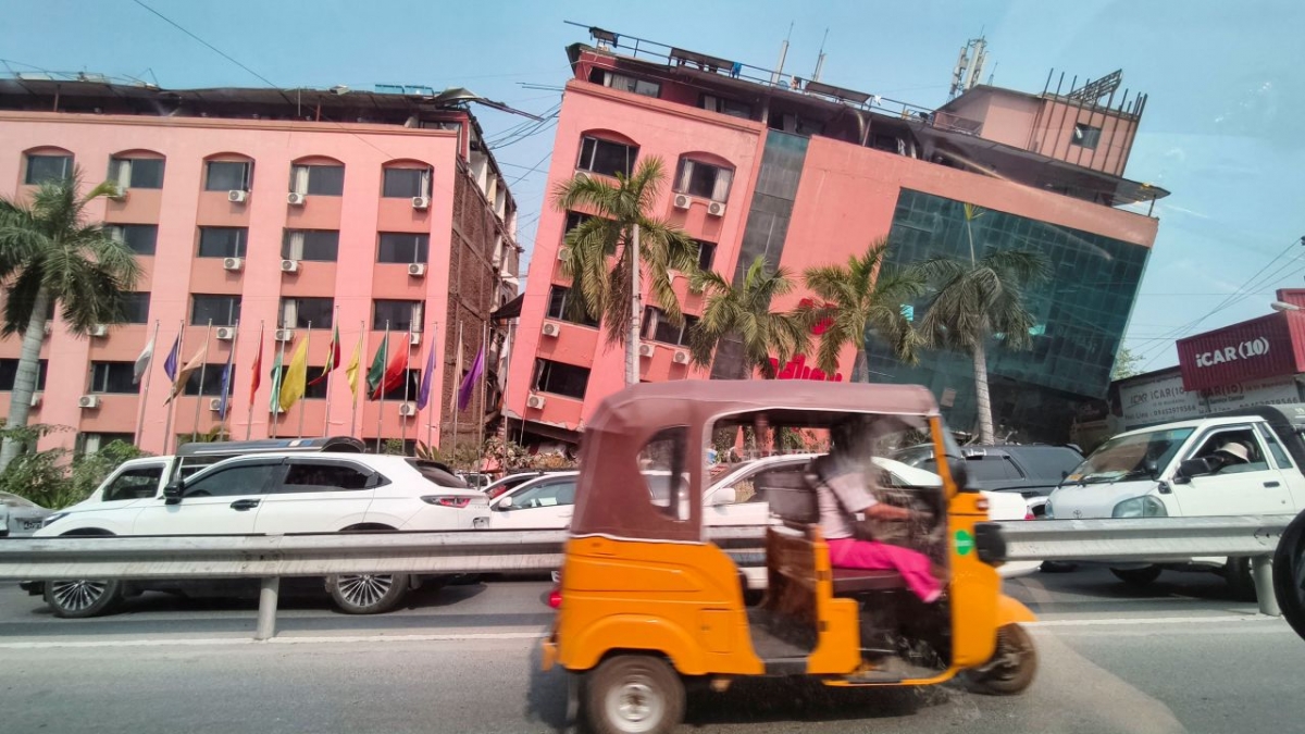 Một ngôi nhà bị động đất kéo nghiêng tại thành phố Mandalay, Myanmar (Ảnh: Reuters)